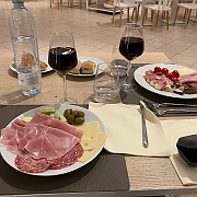 007 Hoe laat je ook aankomt er staat altijd wat te eten klaar